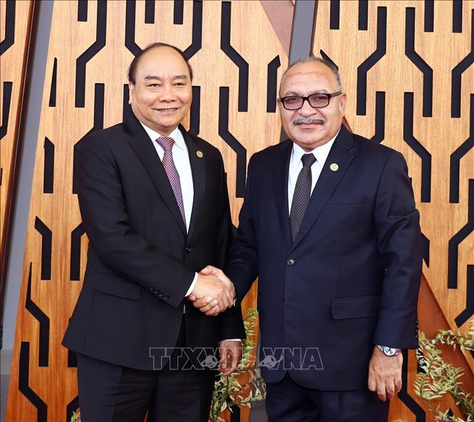 Photo: Prime Minister Nguyen Xuan Phuc (L) and Papua New Guinea's Prime Minister Peter O’Neill (R) at the opening ceremony. VNA Photo: Thống Nhất 