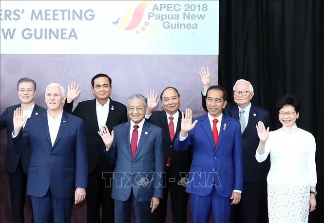 Trong ảnh: Thủ tướng Nguyễn Xuân Phúc (hàng sau, thứ 2, từ phải sang) và các Nhà lãnh đạo kinh tế APEC chụp ảnh chung. Ảnh: Thống Nhất – TTXVN

