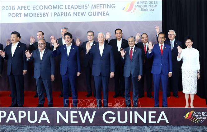 Trong ảnh: Thủ tướng Nguyễn Xuân Phúc (hàng sau, thứ 2, từ phải sang) và các Nhà lãnh đạo kinh tế APEC chụp ảnh chung. Ảnh: Thống Nhất – TTXVN

