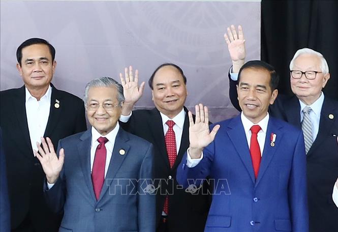 Trong ảnh: Thủ tướng Nguyễn Xuân Phúc với các Nhà lãnh đạo kinh tế APEC chụp ảnh chung. Ảnh: Thống Nhất – TTXVN
