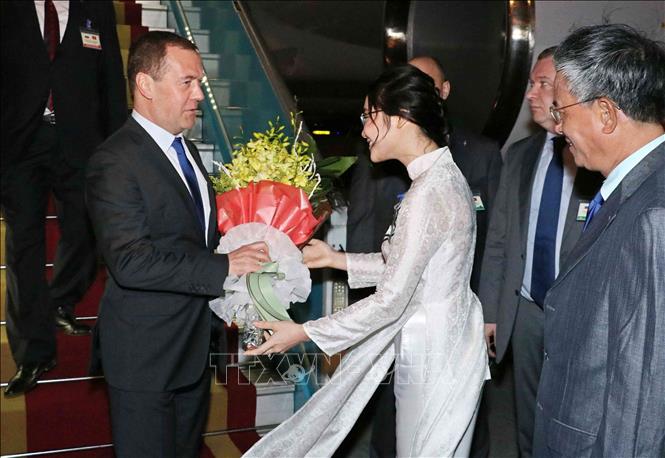 Trong ảnh: Thiếu nữ Thủ đô Hà Nội tặng hoa Thủ tướng Liên bang Nga Dmitry Anatolyevich Medvedev tại sân bay Quốc tế Nội Bài (Hà Nội). Ảnh: Văn Điệp – TTXVN