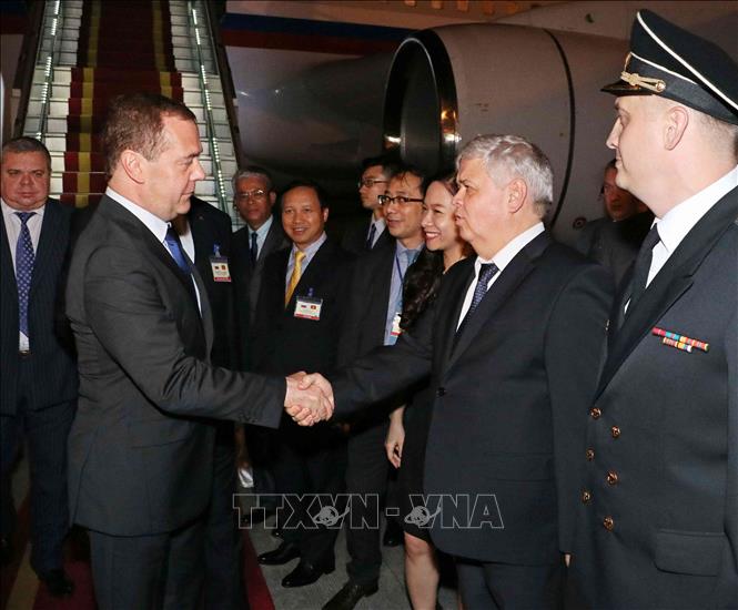 Trong ảnh: Cán bộ Đại sứ quán Liên bang Nga đón Thủ tướng Dmitry Anatolyevich Medvedev tại sân bay Quốc tế Nội Bài (Hà Nội). Ảnh: Văn Điệp – TTXVN