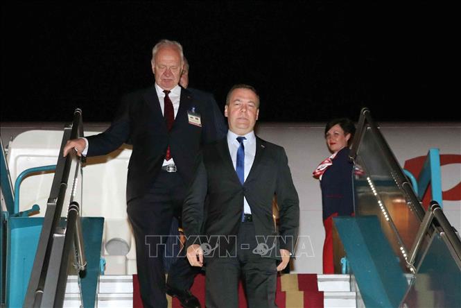 Photo: Russian Prime Minister Dmitry Anatolyevich Medvedev arrives at Noi Bai International Airport in Hanoi. VNA Photo: Văn Điệp
