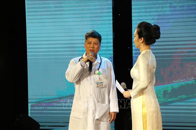 Trong ảnh: Bác sỹ Nguyễn Đức Chính – Bệnh viện Việt Đức chia sẻ về những số phận của những người bị tai nạn giao thông khi vào cấp cứu tai Bệnh viện.
 Ảnh: Mạnh Tú - TTXVN