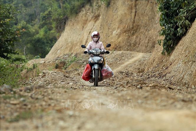 Trong ảnh: Đường lên điểm trường Pú Vang chủ yếu là đường đất, đi lại rất khó khăn nhất là vào mùa mưa. Ảnh: Phan Tuấn Anh - TTXVN