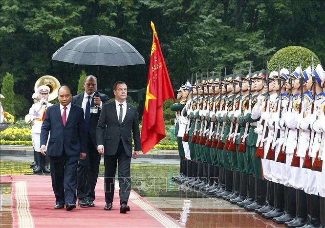 Trong ảnh: Thủ tướng Nguyễn Xuân Phúc và Thủ tướng LB Nga Dmitry Medvedev duyệt Đội danh dự Quân đội nhân Việt Nam. Ảnh: Thống Nhất – TTXVN