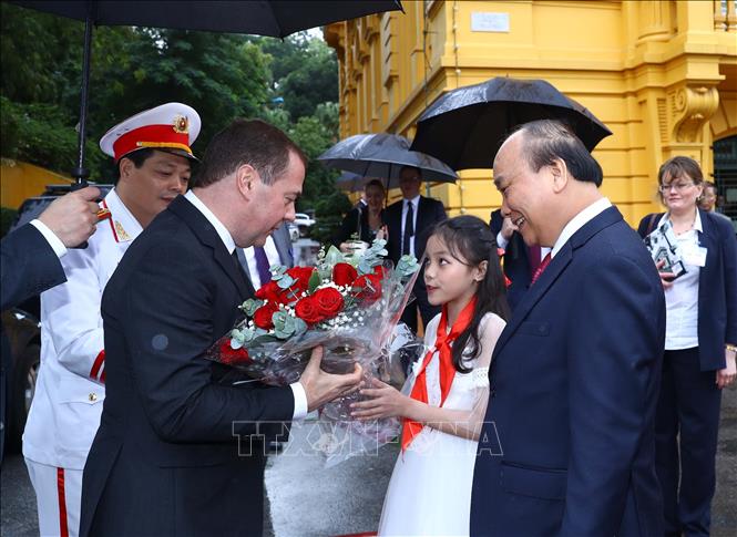 Trong ảnh: Thiếu nhi Thủ đô Hà Nội tặng hoa, chào mừng Thủ tướng LB Nga Dmitry Medvedev sang thăm chính thức Việt Nam. Ảnh: Thống Nhất – TTXVN