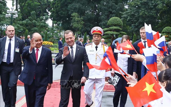 Trong ảnh: Thủ tướng Nguyễn Xuân Phúc và Thủ tướng LB Nga Dmitry Medvedev tại lễ đón. Ảnh: Thống Nhất – TTXVN