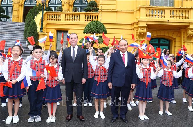 Trong ảnh: Thủ tướng Nguyễn Xuân Phúc và Thủ tướng LB Nga Dmitry Medvedev chụp ảnh chung với thiếu nhi Hà Nội tại lễ đón. Ảnh: Thống Nhất – TTXVN