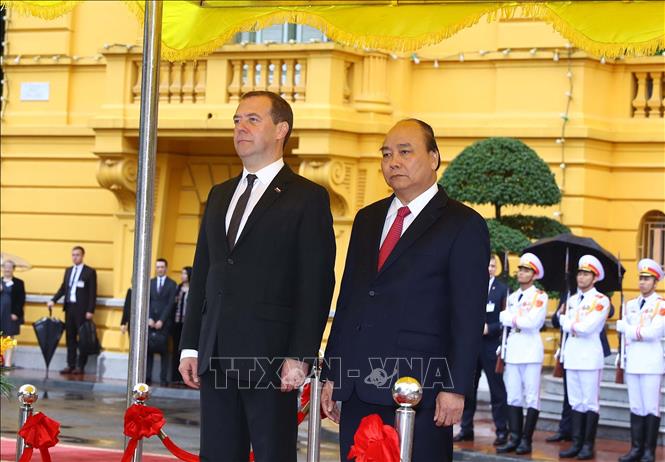 Trong ảnh: Thủ tướng Nguyễn Xuân Phúc và Thủ tướng LB Nga Dmitry Medvedev trên bục danh dự, thực hiện nghi lễ chào cờ. Ảnh: Thống Nhất – TTXVN