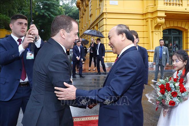 Photo: Prime Minister Nguyen Xuan Phuc welcomes Russian Prime Minister Dmitry Anatolyevich Medvedev. VNA Photo: Thống Nhất