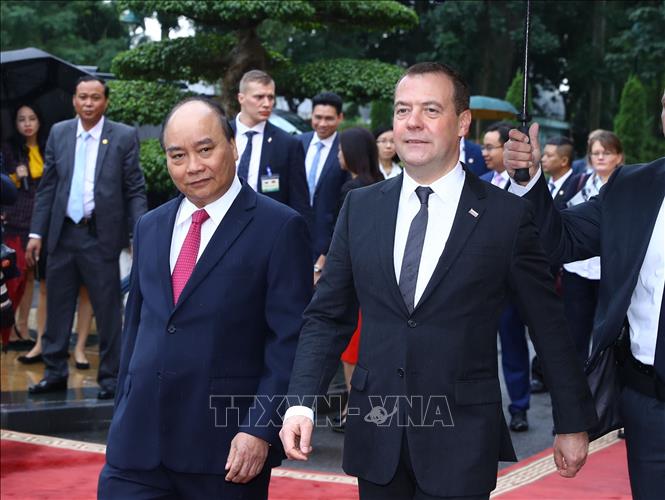 Photo: Prime Minister Nguyen Xuan Phuc welcomes Russian Prime Minister Dmitry Anatolyevich Medvedev. VNA Photo: Thống Nhất