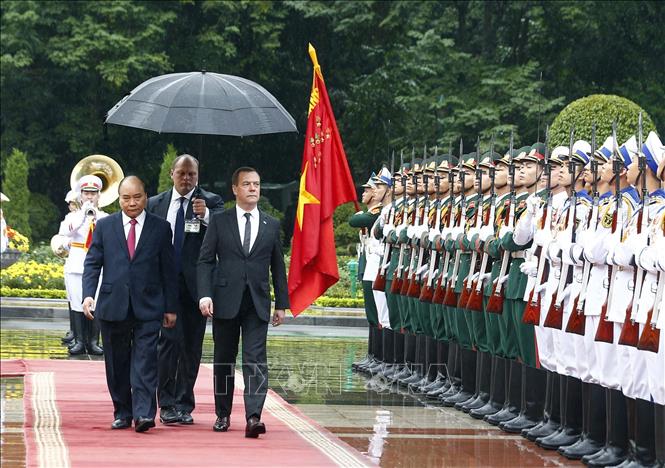 Photo: Prime Minister Nguyen Xuan Phuc and Russian Prime Minister Dmitry Anatolyevich Medvedev review the guards of honour. VNA Photo: Thống Nhất