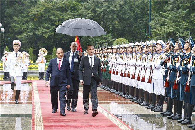 Photo: Prime Minister Nguyen Xuan Phuc and Russian Prime Minister Dmitry Anatolyevich Medvedev review the guards of honour. VNA Photo: Thống Nhất