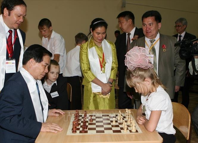 Trong ảnh: Chủ tịch nước Nguyễn Minh Triết thăm trường Phổ thông Radonesky và tham gia chơi cờ vua với các cháu học sinh của trường, trong chuyến thăm Cộng hòa Kalmykia (thuộc Liên bang Nga) từ ngày 10-12/5/2010. Ảnh:  Nguyễn Khang – TTXVN