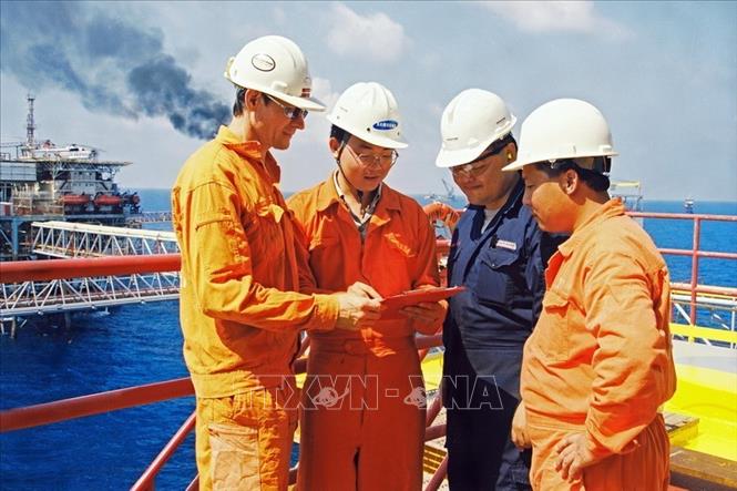 Trong ảnh: Cán bộ, chuyên gia Nga và Việt Nam trên giàn khoan dầu khí ở ngoài khơi Vũng Tàu. Ảnh: TTXVN