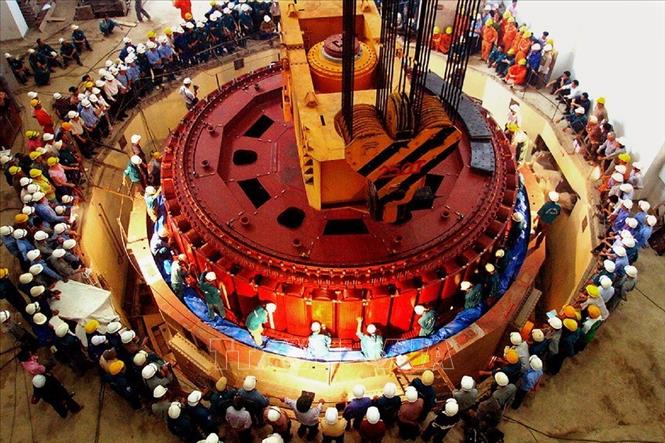 Trong ảnh: Ngày 20/1/2006, các chuyên gia Nga và Việt Nam tổ chức lắp đặt an toàn rô-to nặng 475 tấn của tổ máy số 1, nhà máy Thủy điện Sê San 3. Ảnh: Sỹ Huynh – TTXVN