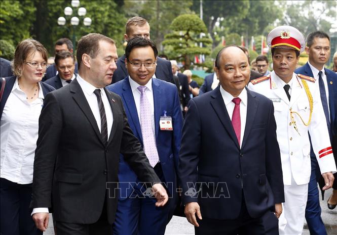 Photo: Prime Minister Nguyen Xuan Phuc and Russian Prime Minister Dmitry Anatolyevich Medvedev during the welcome ceremony. VNA Photo: Thống Nhất