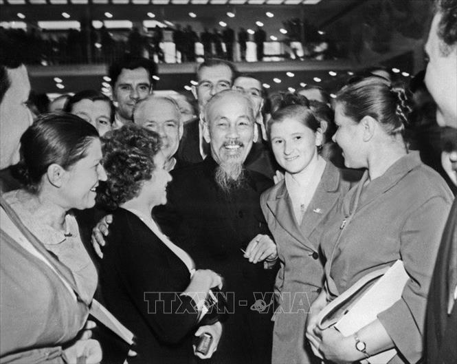 Trong ảnh: Chủ tịch Hồ Chí Minh với đại biểu Liên Xô và quốc tế tại Đại hội lần thứ 22 Đảng Cộng sản Liên Xô, diễn ra tại Moskva, tháng 10/1961. Ảnh: Tư liệu  TTXVN