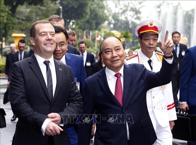 Photo: Prime Minister Nguyen Xuan Phuc and Russian Prime Minister Dmitry Anatolyevich Medvedev during the welcome ceremony. VNA Photo: Thống Nhất