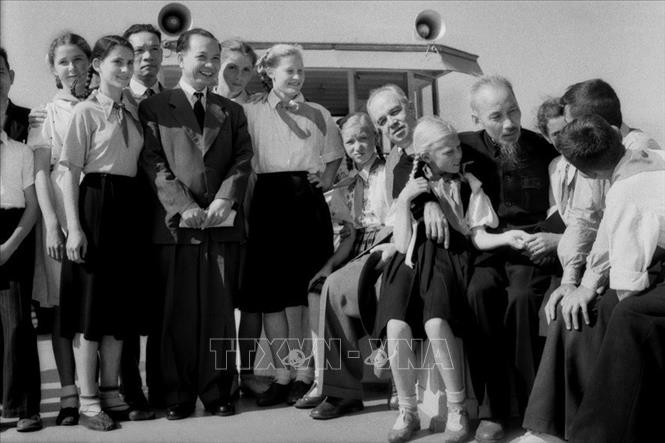 Trong ảnh: Chủ tịch Hồ Chí Minh và Tổng Bí thư Trường Chinh với các thiếu niên Liên Xô trong chuyến đi thăm kênh đào Moskva (17/7/1955). Ảnh: TTXVN