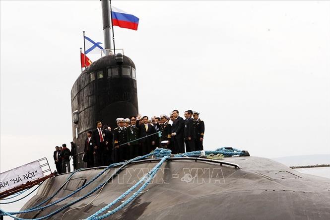 Trong ảnh: Ngày 13/5/2013, trong chuyến thăm chính thức Liên bang Nga, Thủ tướng Nguyễn Tấn Dũng đến thị sát tàu ngầm lớp Kilo 636 mang tên “Hà Nội”, tại tỉnh Kaliningrad. Ảnh: Đức Tám - TTXVN
