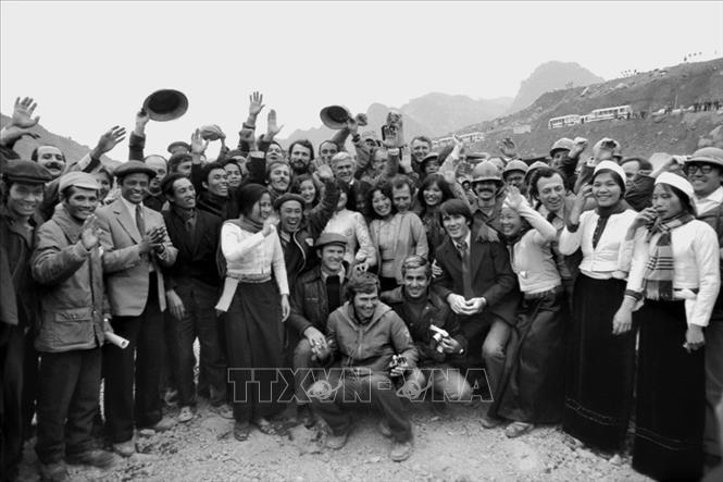 Trong ảnh: Niềm vui của cán bộ, công nhân, người dân địa phương và chuyên gia Liên Xô trên công trường xây dựng Nhà máy Thủy điện Hòa Bình, sau khi hoàn thành ngăn sông Đà đợt 1 (12/1/1983). Ảnh : TTXVN