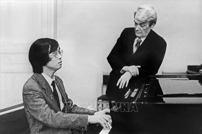 Trong ảnh: Nghệ sỹ nhân dân Đặng Thái Sơn, một tài năng trẻ của Việt Nam được đào tạo tại Liên Xô đã đoạt giải nhất Cuộc thi piano quốc tế Chopin lần thứ 10, tổ chức tại Ba Lan năm 1980. Ảnh: TTXVN