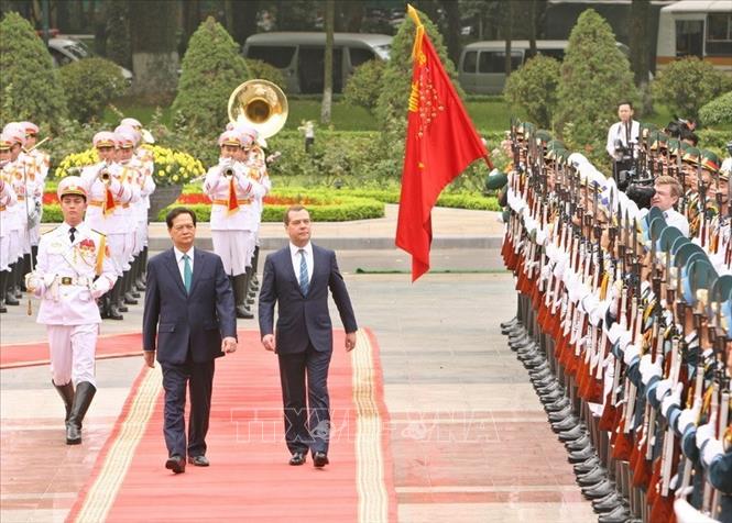 Trong ảnh: Thủ tướng Nguyễn Tấn Dũng và Thủ tướng LB Nga Dmitry Medvedev duyệt Đội danh dự quân đội nhân dân Việt Nam tại lễ đón trong chuyến thăm chính thức Việt Nam (Hà Nội, ngày 6/4/2015). Ảnh: Thống Nhất-TTXVN