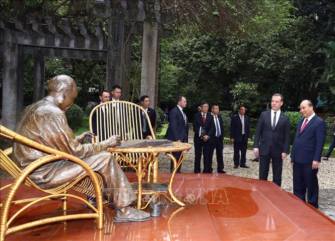Trong ảnh: Sau lễ đón, Thủ tướng Nguyễn Xuân Phúc cùng Thủ tướng Liên bang Nga Dmitry Medvedev tham quan Khu di tích Phủ Chủ tịch. Ảnh: Thống Nhất – TTXVN
