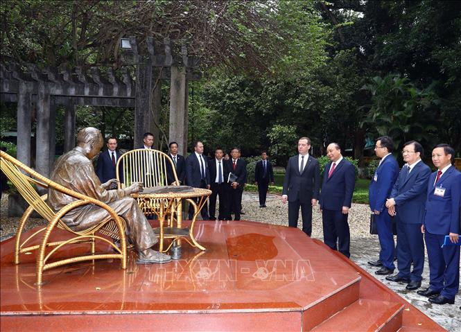Trong ảnh: Sau lễ đón, Thủ tướng Nguyễn Xuân Phúc cùng Thủ tướng Liên bang Nga Dmitry Medvedev tham quan Khu di tích Phủ Chủ tịch. Ảnh: Thống Nhất – TTXVN