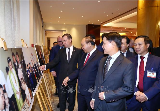 Trong ảnh: Thủ tướng Liên bang Nga Dmitry Medvedev và Thủ tướng Nguyễn Xuân Phúc tham quan Trưng bày ảnh 