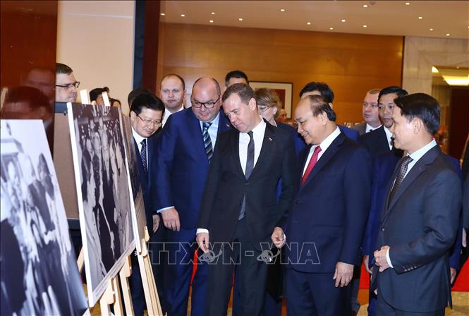 Trong ảnh: Thủ tướng Liên bang Nga Dmitry Medvedev và Thủ tướng Nguyễn Xuân Phúc tham quan Trưng bày ảnh 