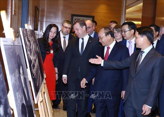 Trong ảnh: Tổng giám đốc TTXVN Nguyễn Đức Lợi giới thiệu với hai Thủ tướng 60 bức ảnh tiêu biểu được trưng bày về mối quan hệ hữu nghị truyền thống và hợp tác toàn diện giữa hai nước Việt-Nga. Ảnh: Thống Nhất – TTXVN
