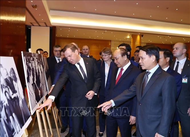 Trong ảnh: Tổng giám đốc TTXVN Nguyễn Đức Lợi giới thiệu với hai Thủ tướng 60 bức ảnh tiêu biểu được trưng bày về mối quan hệ hữu nghị truyền thống và hợp tác toàn diện giữa hai nước Việt-Nga. Ảnh: Thống Nhất – TTXVN