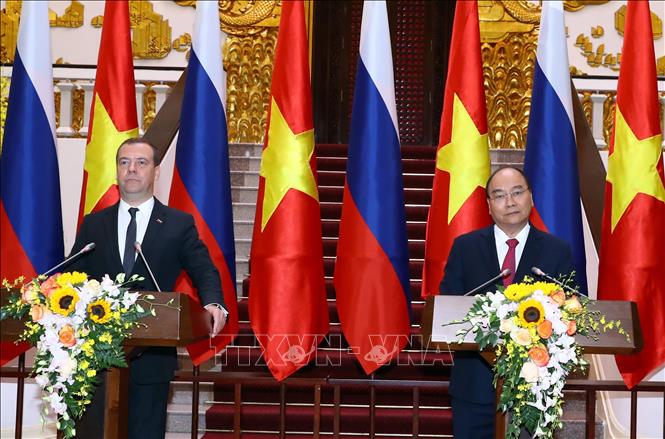 Photo: Prime Minister Nguyen Xuan Phuc and Russian Prime Minister Dmitry Anatolyevich Medvedev during a press conference after their talks. VNA Photo: Thống Nhất

