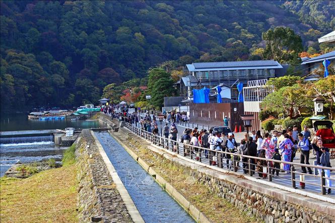 Trong ảnh: Hàng ngàn du khách từ khắp nơi đến tham quan công viên Arashiyama mỗi ngày. Ảnh: Huy Hùng - TTXVN