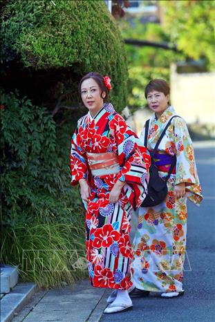 Trong ảnh: Những cô gái trong bộ đồ Kimono truyền thống tại khu vực Arashiyama. Ảnh: Huy Hùng - TTXVN 