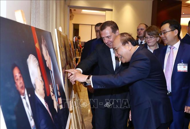 Photo: Russian PM Dmitry Anatolyevich Medvedev and PM Nguyen Xuan Phuc at the exhibition. VNA Photo: Thống Nhất 
