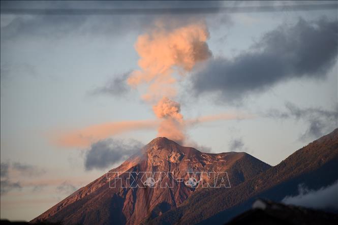 Trong ảnh: Núi lửa Fuego ở Guatemala nhả khói và phun tro bụi ngày 16/11. Ảnh: AFP/TTXVN