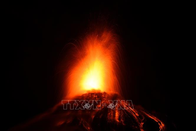Trong ảnh: Núi lửa Fuego ở Guatemala  phun trào ngày 19/11. Ảnh: AFP/TTXVN