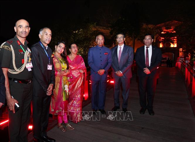 Trong ảnh: Tổng thống Ấn Độ Ram Nath Kovind, Phu nhân và các đại biểu chụp ảnh chung trên cầu Thê Húc. Ảnh: Lâm Khánh - TTXVN