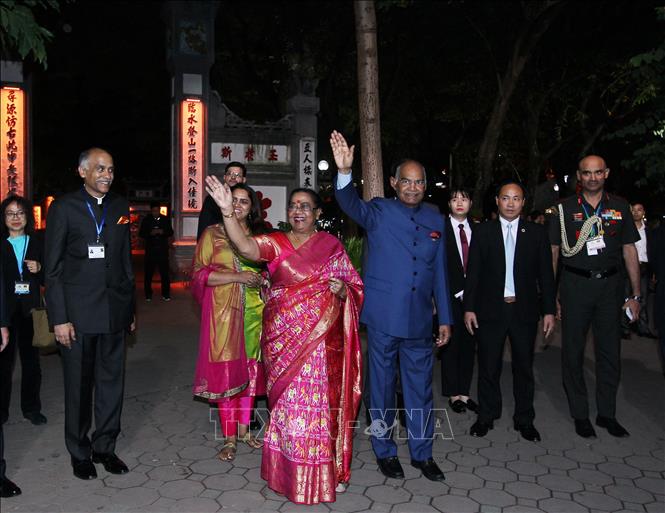 Trong ảnh: Tổng thống Ấn Độ Ram Nath Kovind và Phu nhân vẫy chào người dân tại khu vực hồ Hoàn Kiếm. Ảnh: Lâm Khánh - TTXVN