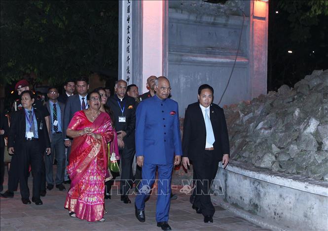 Trong ảnh: Tổng thống Ấn Độ Ram Nath Kovind và Phu nhân tham quan di tích đền Ngọc Sơn, tháp Bút. Ảnh: Lâm Khánh - TTXVN