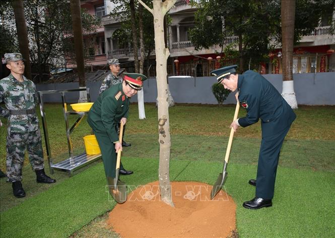 Photo: Defence Minister Ngo Xuan Lich and Chinese Defence Minister Wei Fenghe plant a tree at Shui Kou town’s Border Guard Company. VNA Photo: Dương Giang