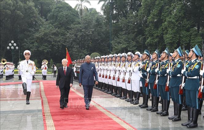Photo: Party General Secretary, President Nguyen Phu Trong (L) and President of India Ram Nath Kovind (R) review the Guard of Honour. VNA Photo: Trí Dũng