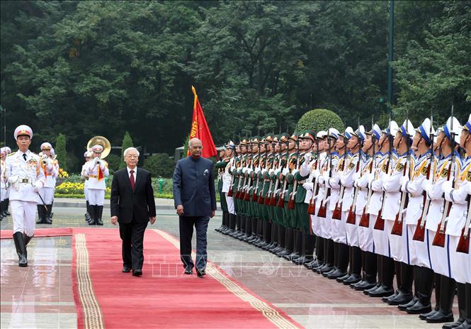 Photo: Party General Secretary, President Nguyen Phu Trong (L) and President of India Ram Nath Kovind (R) review the Guard of Honour. VNA Photo: Trí Dũng