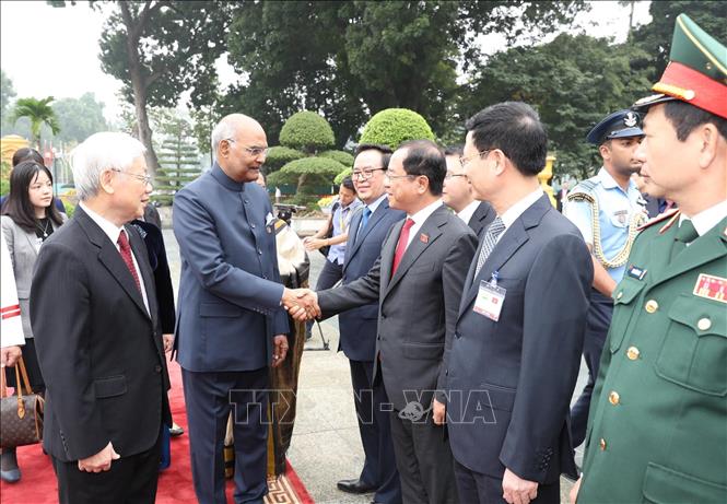 Photo: Party General Secretary, President Nguyen Phu Trong (L) introduces President of India Ram Nath Kovind (2nd L) to members of Vietnamese welcome delegation. VNA Photo: Trí Dũng