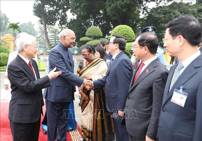Photo: Party General Secretary, President Nguyen Phu Trong (L) introduces President of India Ram Nath Kovind (2nd L) to members of Vietnamese welcome delegation. VNA Photo: Trí Dũng