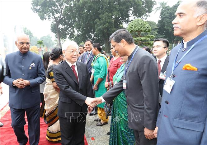 Photo: Party General Secretary, President Nguyen Phu Trong (2nd L) shakes hands with members of the Indian delegation. VNA Photo: Trí Dũng